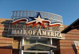 U.S. retailers avoid metropolitan malls, shift to open-air centers.