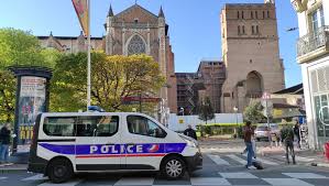 French man who planted a parcel bomb at the Cathedral of Toulouse hunted by police.